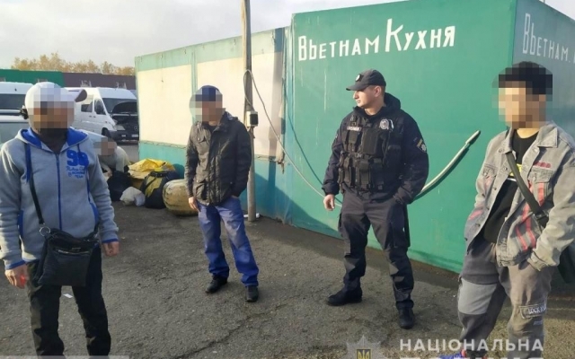На промышленном рынке Одессы «7 километр» прошла операция «Мигрант» Фото № 2 На промышленном рынке Одессы «7 километр» прошла операция «Мигрант» Фото № 2