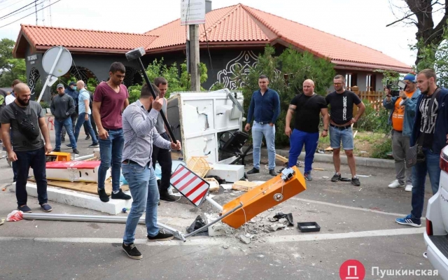 Полиция завела уголовное дело по факту сноса активистами шлагбаума возле пляжа Фото № 0 Полиция завела уголовное дело по факту сноса активистами шлагбаума возле пляжа Фото № 0