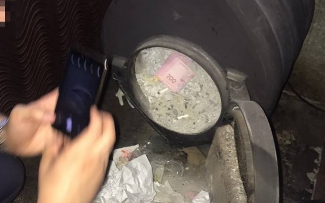 В Одесской области таможенник принял взятку в печке (ФОТО) Фото № 0 В Одесской области таможенник принял взятку в печке (ФОТО) Фото № 0