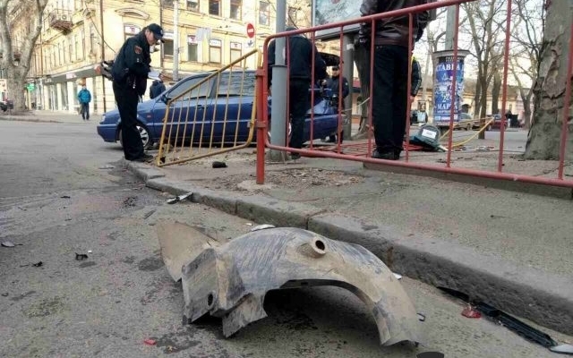 В центре города автомобиль вылетел на тротуар, есть пострадавшие Фото № 3 В центре города автомобиль вылетел на тротуар, есть пострадавшие Фото № 3