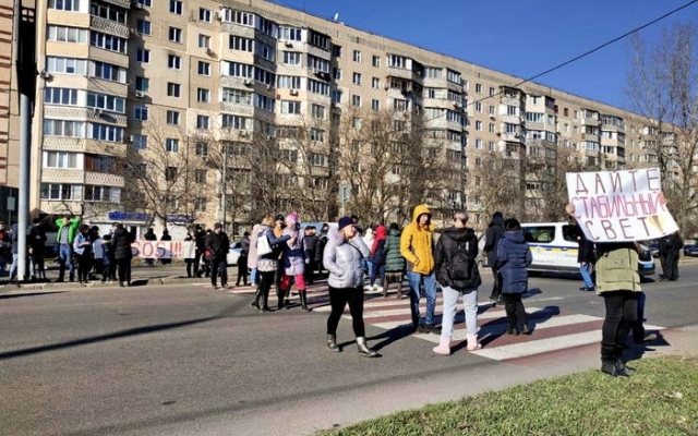 Без света, воды и отопления: одесситы перекрыли дорогу на поселке Котовского Фото № 1 Без света, воды и отопления: одесситы перекрыли дорогу на поселке Котовского Фото № 1