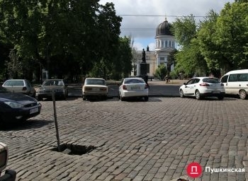 В Одессе на дороге провалилась брусчатка Фото № 1 В Одессе на дороге провалилась брусчатка Фото № 1