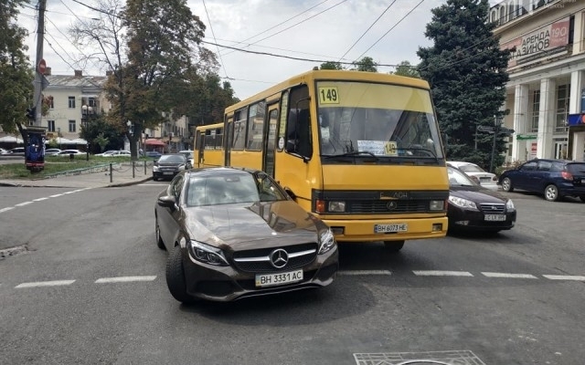 Одесский маршрутчик два раза подрезал Merceds (ФОТО) Фото № 2 Одесский маршрутчик два раза подрезал Merceds (ФОТО) Фото № 2
