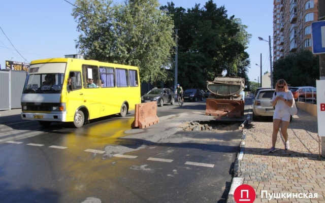 В Одессе на дороге провалился асфальт Фото № 3 В Одессе на дороге провалился асфальт Фото № 3