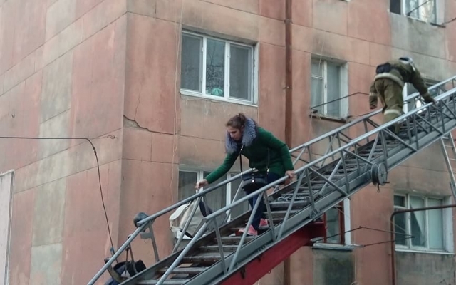На Балковской вечером случился пожар в 5-этажном доме Фото № 0 На Балковской вечером случился пожар в 5-этажном доме Фото № 0