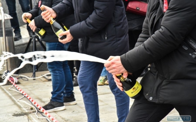 Одесситы установили рекорд Украины по дальности полета пробки от шампанского Фото № 3 Одесситы установили рекорд Украины по дальности полета пробки от шампанского Фото № 3