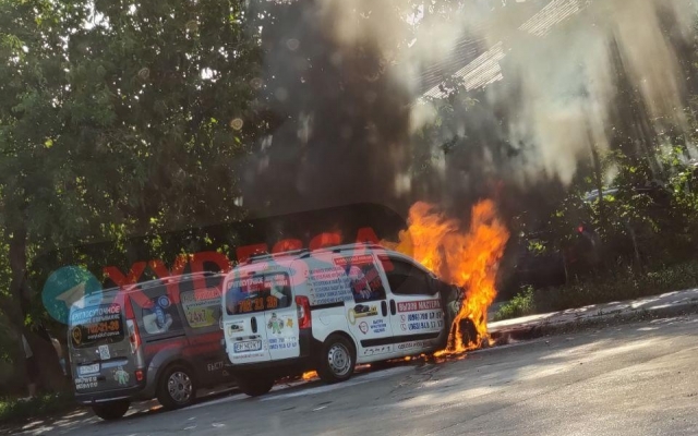 Спасатели в Одессе тушили два автомобиля Фото № 0 Спасатели в Одессе тушили два автомобиля Фото № 0