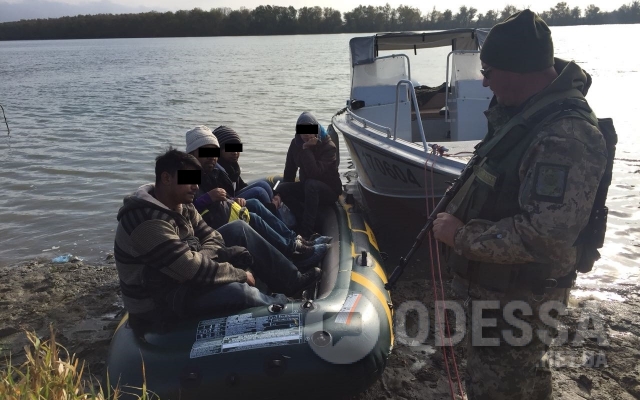 С помощью украинца три нелегала пакистанца на надувной лодке пытались проникнуть в Румынию Фото № 0 С помощью украинца три нелегала пакистанца на надувной лодке пытались проникнуть в Румынию Фото № 0