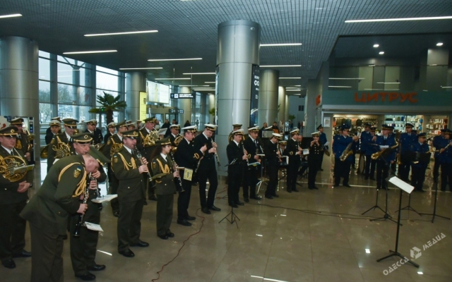 В новом терминале Одесского аэропорта военные оркестры чествовали память защитников Донецкого аэропорта Фото № 2 В новом терминале Одесского аэропорта военные оркестры чествовали память защитников Донецкого аэропорта Фото № 2