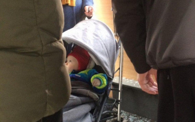 В одесском троллейбусе выбили окно Фото № 1 В одесском троллейбусе выбили окно Фото № 1