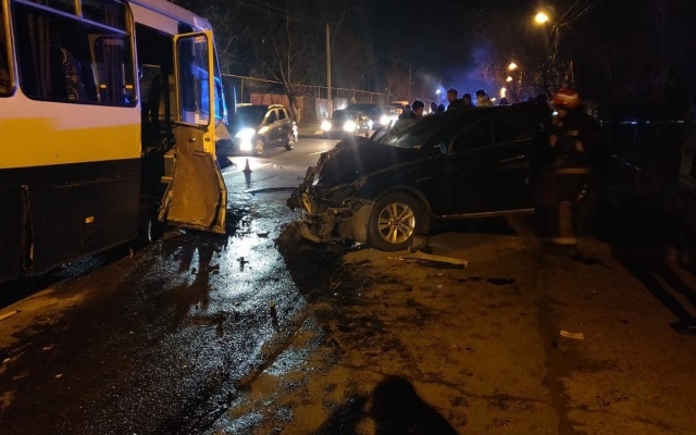 Под Черноморском столкнулись маршрутка и автомобиль Фото № 1 Под Черноморском столкнулись маршрутка и автомобиль Фото № 1