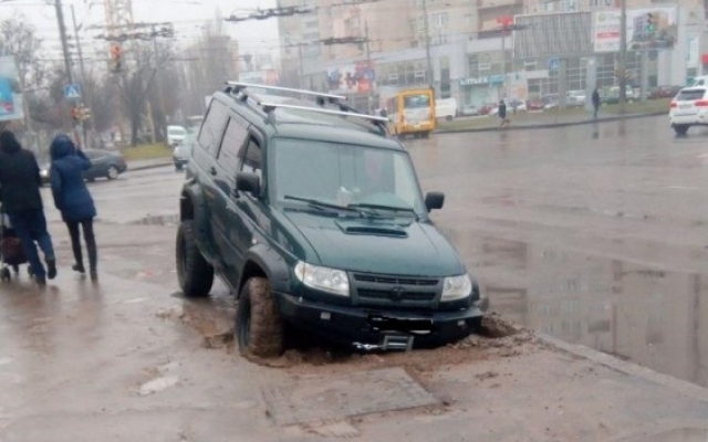В Одессе под автомобилем провалился асфальт Фото № 0 В Одессе под автомобилем провалился асфальт Фото № 0