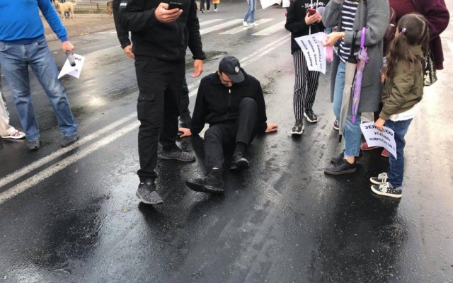 На Таирова автоледи протаранила протестующих (ФОТО) Фото № 1 На Таирова автоледи протаранила протестующих (ФОТО) Фото № 1