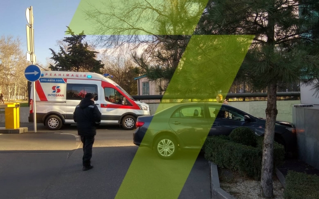 Автомобиль врезался в стену торгового центра Фото № 2 Автомобиль врезался в стену торгового центра Фото № 2