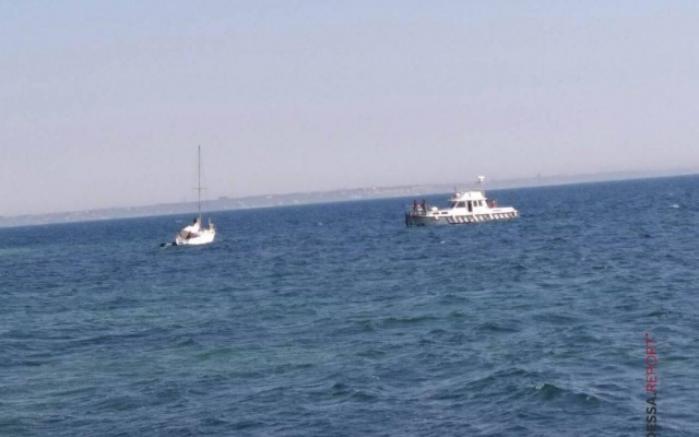 На Ланжероне яхта застряла на волнорезе Фото № 0 На Ланжероне яхта застряла на волнорезе Фото № 0