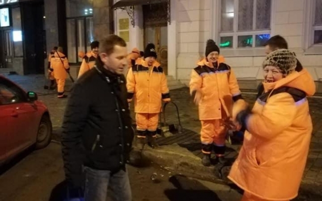 Бал окончен: в первое утро нового года коммунальщики убирали улицы Фото № 1 Бал окончен: в первое утро нового года коммунальщики убирали улицы Фото № 1