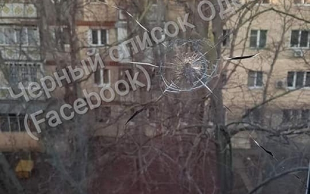 В Одессе неизвестный стреляет по окнам жилого дома Фото № 2 В Одессе неизвестный стреляет по окнам жилого дома Фото № 2