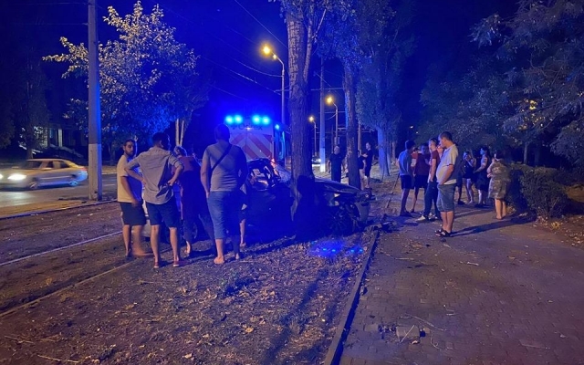 На Пересыпи произошло ДТП с участием дерева – серьезно пострадали люди Фото № 0 На Пересыпи произошло ДТП с участием дерева – серьезно пострадали люди Фото № 0