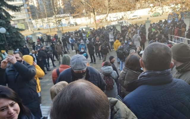 Осужденного в Одессе активиста Стерненко удалось увезти в СИЗО Фото № 0 Осужденного в Одессе активиста Стерненко удалось увезти в СИЗО Фото № 0
