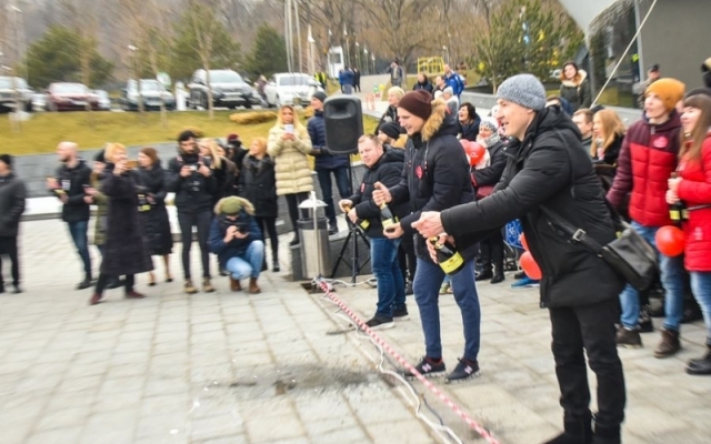 Одесситы установили рекорд Украины по дальности полета пробки от шампанского Фото № 5 Одесситы установили рекорд Украины по дальности полета пробки от шампанского Фото № 5