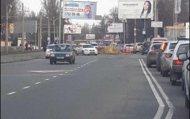 Яма, затор и ни одного коммунальщика – ремонт дороги в разгаре Фото № 0 Яма, затор и ни одного коммунальщика – ремонт дороги в разгаре Фото № 0