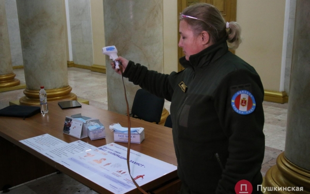 В мэрии посетителям измеряют температуру Фото № 2 В мэрии посетителям измеряют температуру Фото № 2