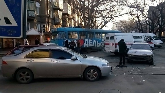 Возле кинотеатра «Родина» серьёзная авария с участием трёх автомобилей Фото № 0 Возле кинотеатра «Родина» серьёзная авария с участием трёх автомобилей Фото № 0