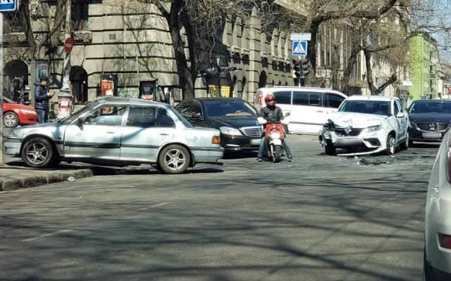 В центре Одессы произошло тройное ДТП Фото № 1 В центре Одессы произошло тройное ДТП Фото № 1