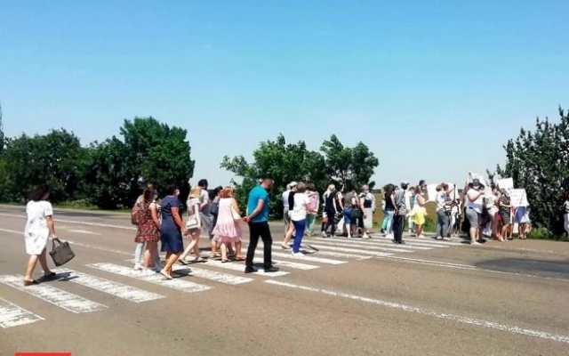Жители Доброслава заблокировали дорогу Фото № 9 Жители Доброслава заблокировали дорогу Фото № 9