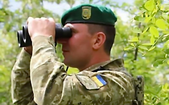 Конфликт на границе: мужчина пытался сбежать от пограничников, его поддержали местные жители Фото № 0 Конфликт на границе: мужчина пытался сбежать от пограничников, его поддержали местные жители Фото № 0