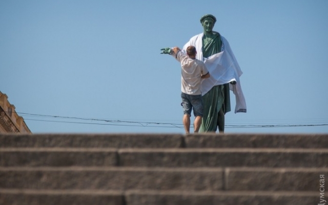 На Дюка примерили национальный наряд Фото № 3 На Дюка примерили национальный наряд Фото № 3