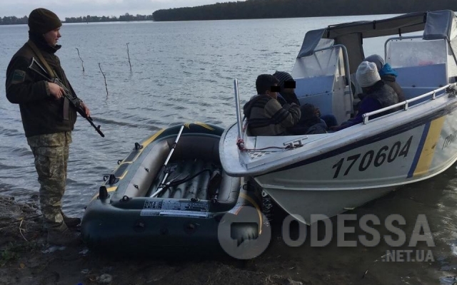 С помощью украинца три нелегала пакистанца на надувной лодке пытались проникнуть в Румынию Фото № 3 С помощью украинца три нелегала пакистанца на надувной лодке пытались проникнуть в Румынию Фото № 3