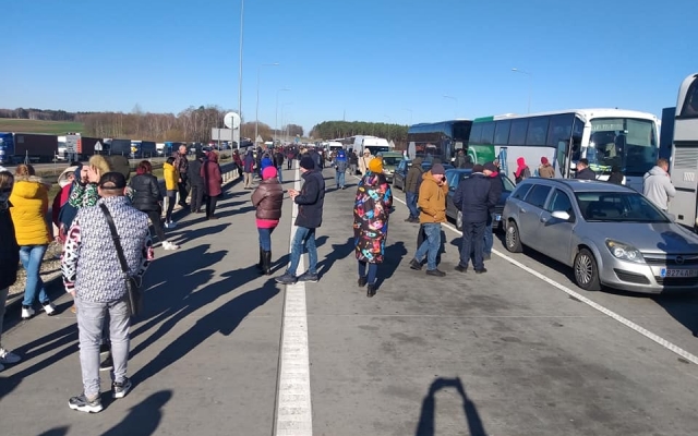 Украинские граждане толпятся в огромных очередях на пропускных пунктах Фото № 0 Украинские граждане толпятся в огромных очередях на пропускных пунктах Фото № 0