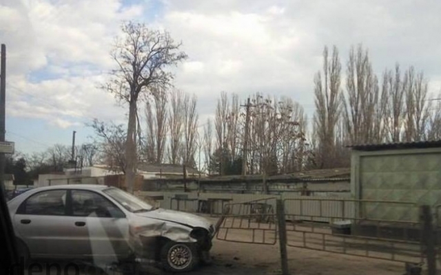 Авария возле Таировского кладбища, автомобиль врезался в ограждение Фото № 3 Авария возле Таировского кладбища, автомобиль врезался в ограждение Фото № 3