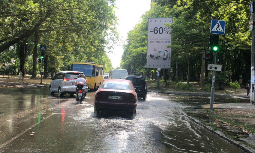 Улицу Варненскую заливает водой (фото)