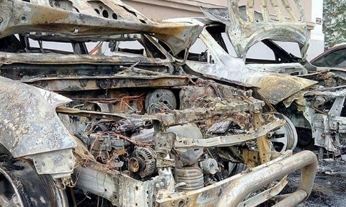 На охраняемой стоянке сгорели три авто