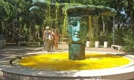 В Одессе вандалы залили фонтан желтой краской 