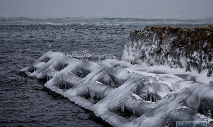 У берегов Одессы начало замерзать море, а пирсы превратились в глыбы льда
