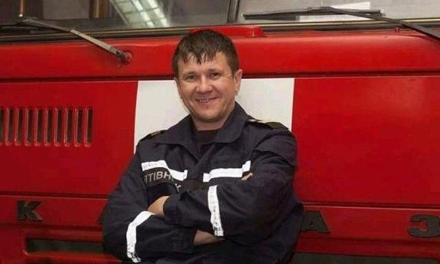 Пожарный,  упавший с лестницы во время пожара, умер в больнице 