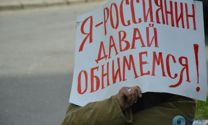 В Одессе бездомных переодели в "россиян" и попросили их обнять