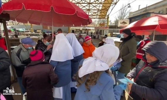 На «Привозе» в Одессе монахини раздавали маски и дезинфекторы