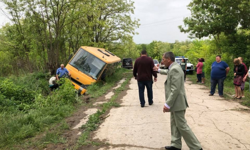 Подольский район: слетевший в кювет школьный автобус и «дороги как после войны»