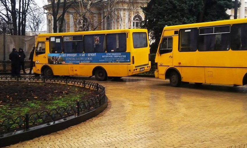 Фотофакт: под одесской мэрией - автобусы с силовиками