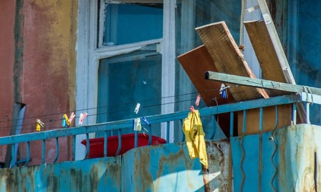 Грабители проникли в квартиру, проломив крышу на балконе 