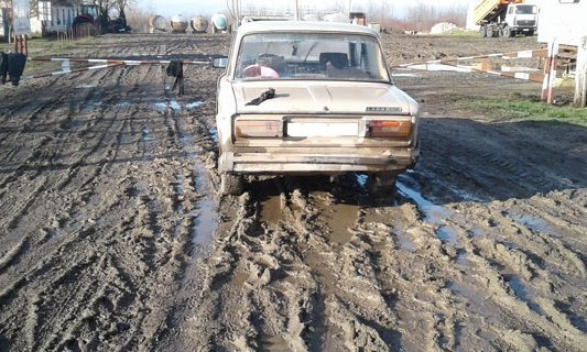 Пьяный житель Одесской области угнал Жигули и протаранил остановку (ФОТО)