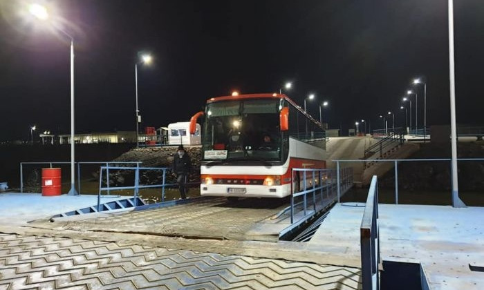 Первый рейсовый автобус на переправе Орловка-Исакча