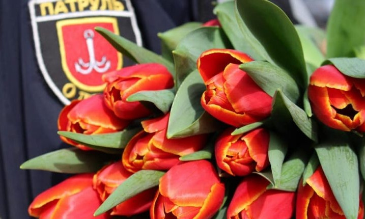 Полицейские в праздник дарили женщинам цветы 