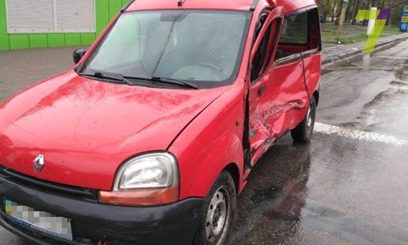 Возле парка Горького авария с участием двух автомобилей и пострадавшими