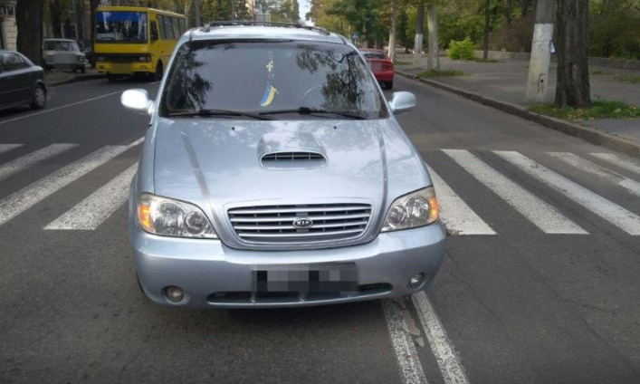 В Одессе автомобиль наехал на девушку: на месте работали военные
