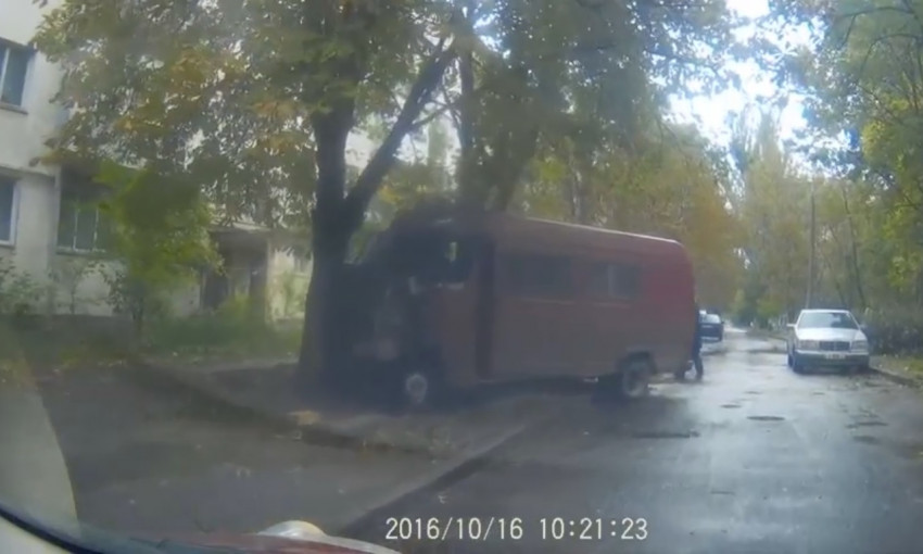 В Одессе неизвестные сожгли микроавтобус